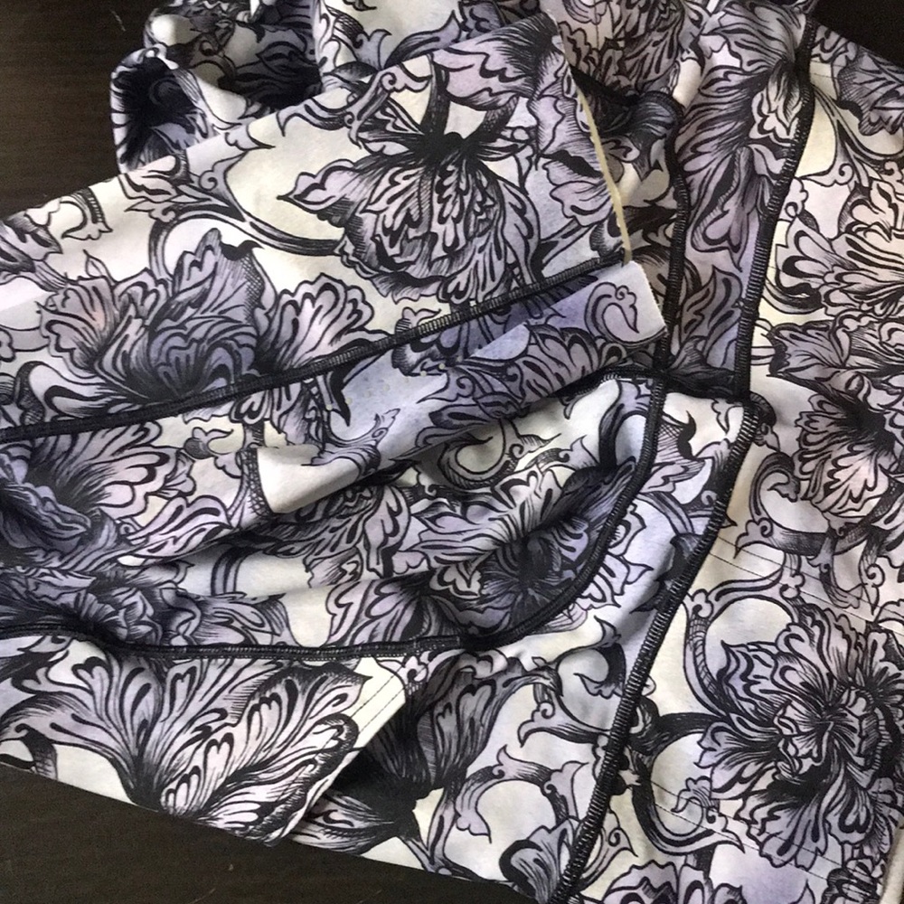Lululemon Crop Legging - Picture 2 of 3